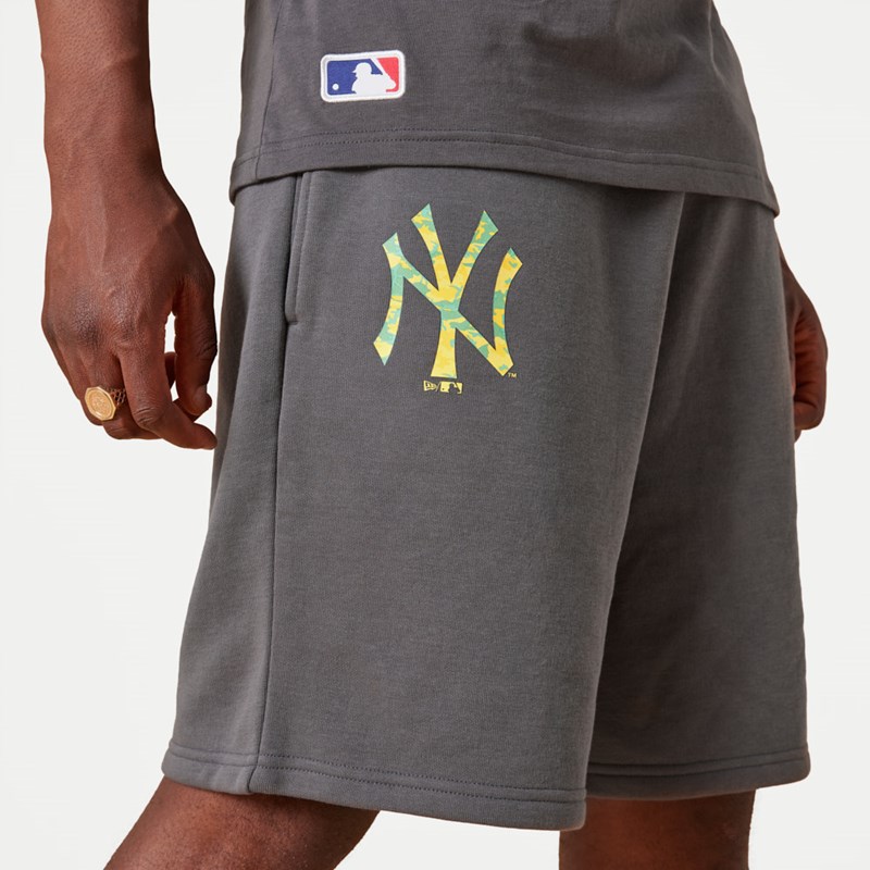 Bermudas New Era New York Yankees MLB Team Logo Grises | TZ6704295