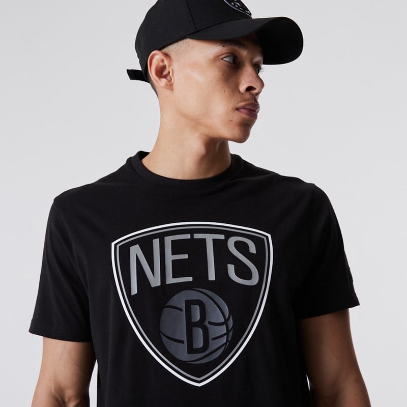 Camiseta New Era Brooklyn Nets NBA Outline Logo Negros | GA4186923