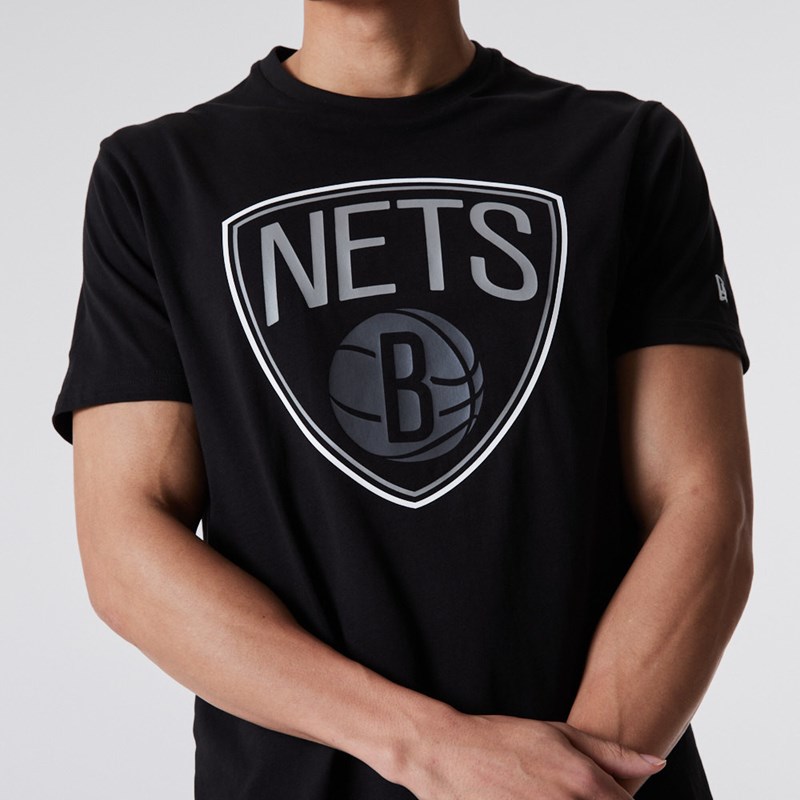 Camiseta New Era Brooklyn Nets NBA Outline Logo Negros | GA4186923