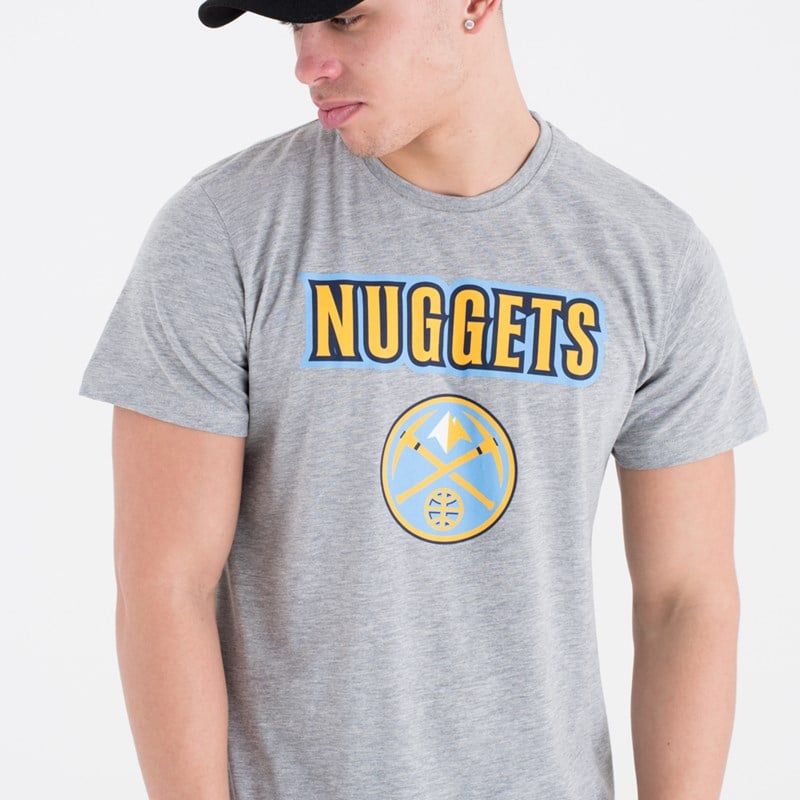 Camiseta New Era Denver Nuggets NBA Team Logo Grises | YU3498567