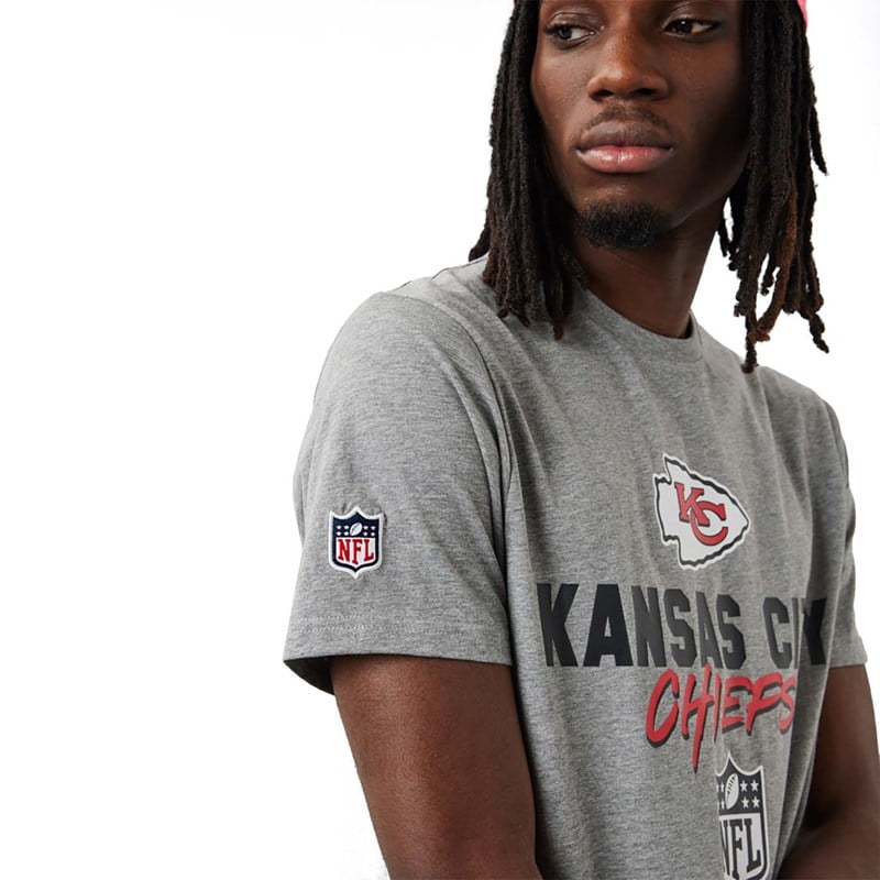 Camiseta New Era Kansas City Chiefs NFL Script Grises | LO1024578