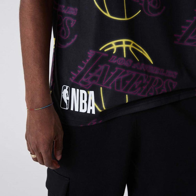 Camiseta New Era La Lakers All Over Print Neon Negros | FV0156239