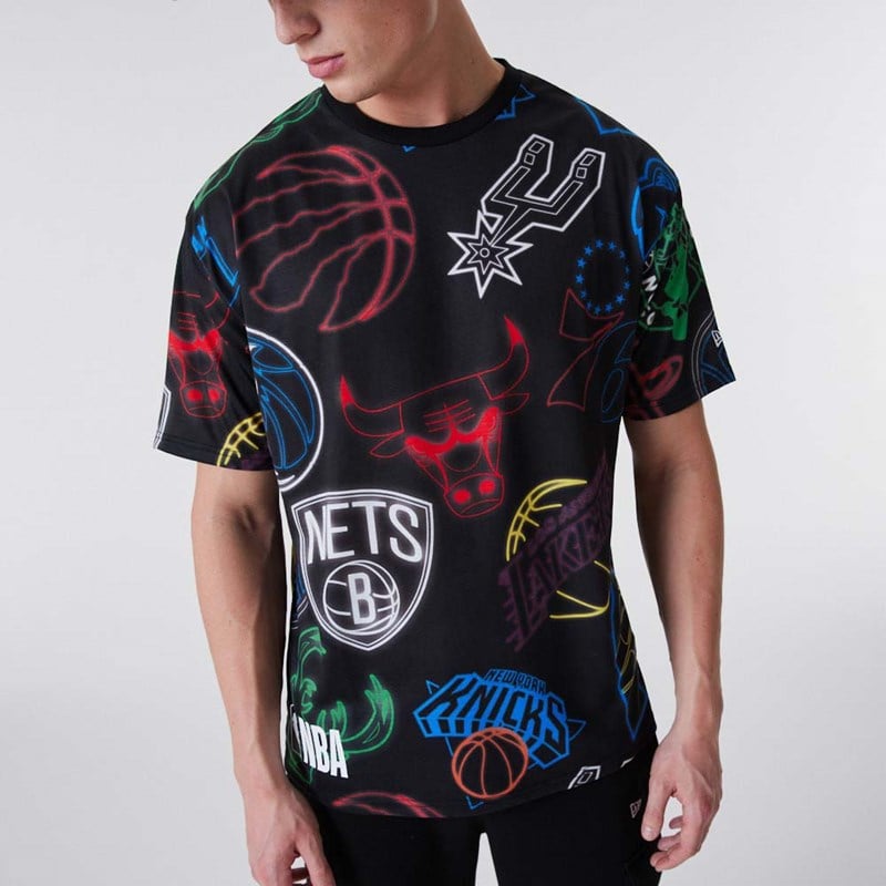 Camiseta New Era NBA All Over Print Neon Negros | EF6347180