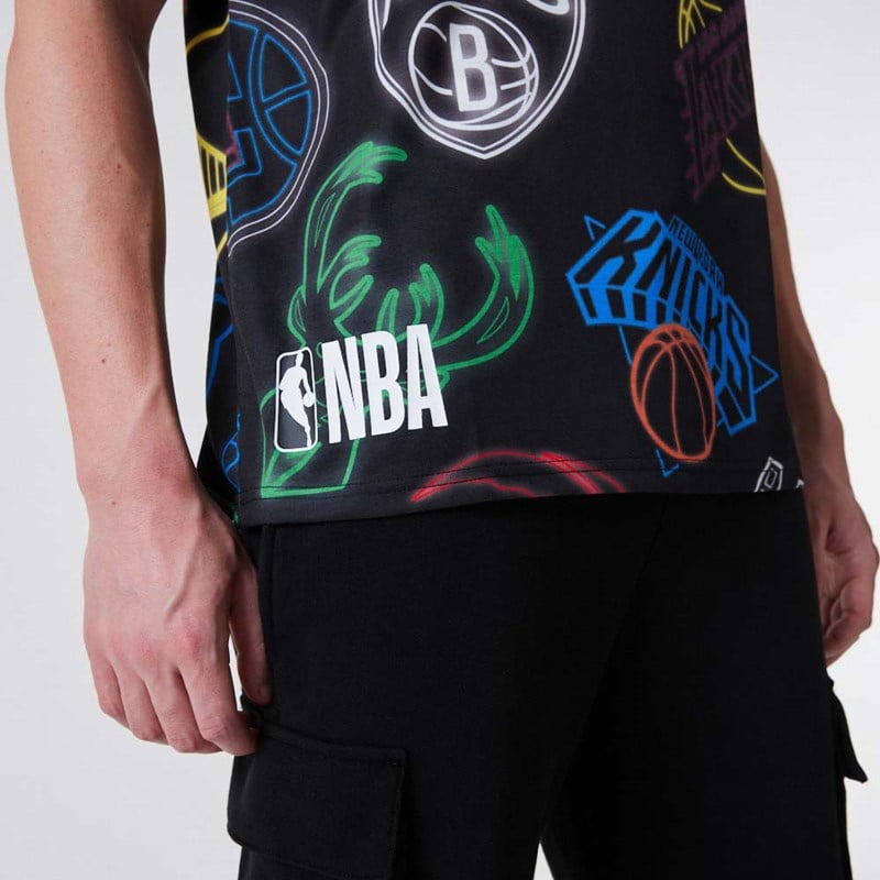 Camiseta New Era NBA All Over Print Neon Negros | EF6347180