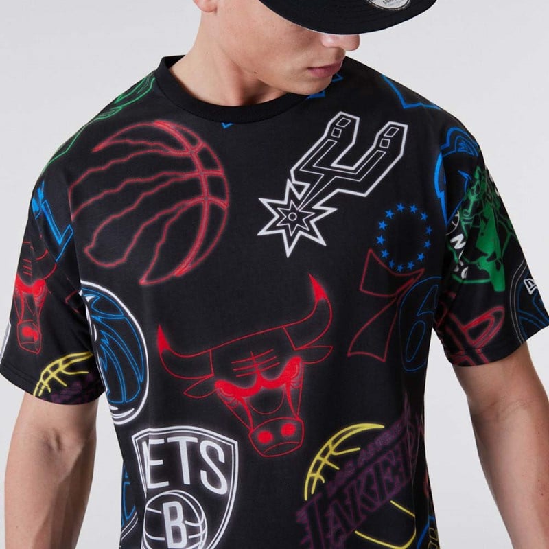 Camiseta New Era NBA All Over Print Neon Negros | EF6347180