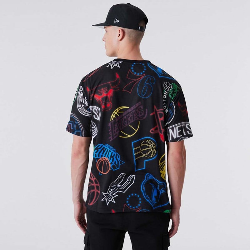 Camiseta New Era NBA All Over Print Neon Negros | EF6347180