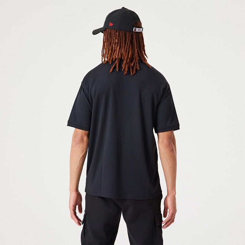 Camiseta New Era NBA Logo Script Oversized Negros | AH5407369