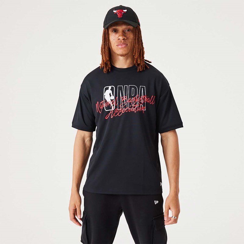 Camiseta New Era NBA Logo Script Oversized Negros | AH5407369