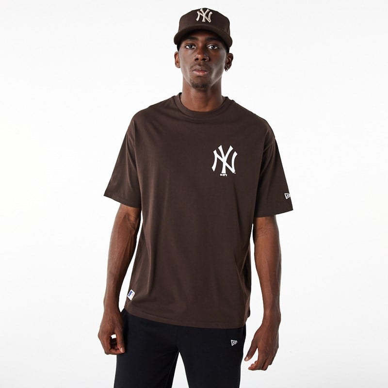 Camiseta New Era New York Yankees League Essential Oversized Marrom | MF5302168