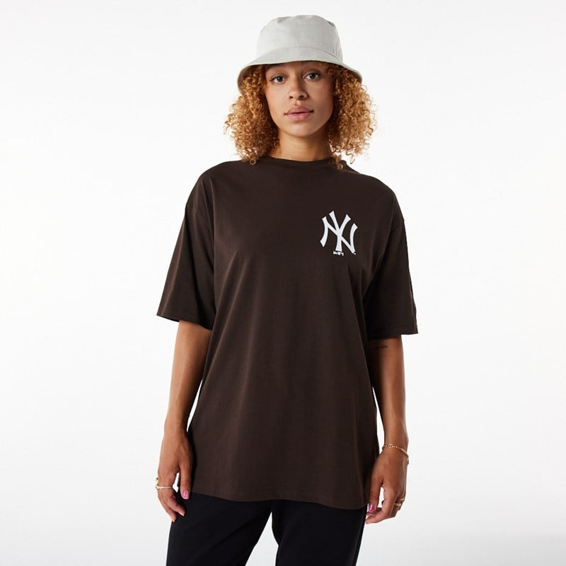 Camiseta New Era New York Yankees League Essential Oversized Marrom | MF5302168