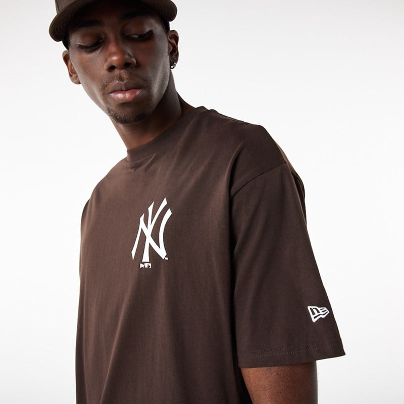 Camiseta New Era New York Yankees League Essential Oversized Marrom | MF5302168