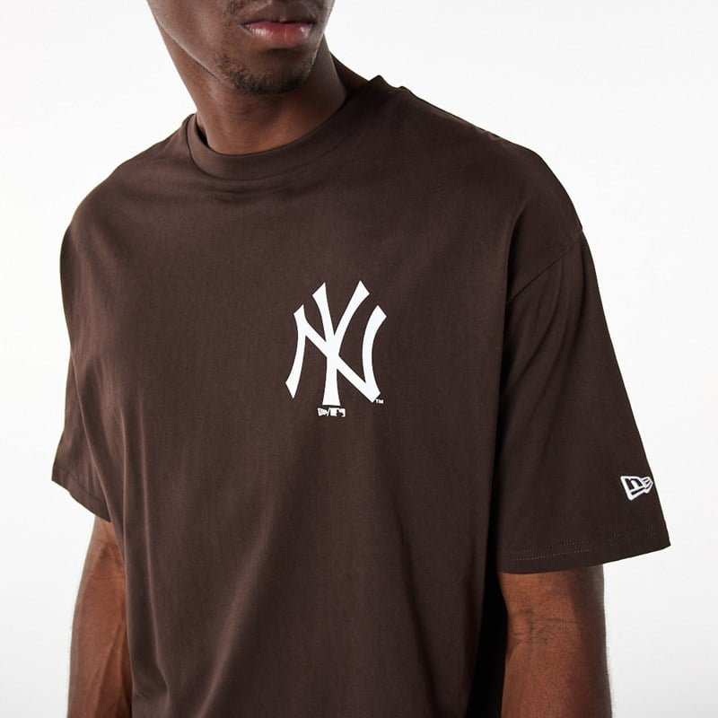 Camiseta New Era New York Yankees League Essential Oversized Marrom | MF5302168