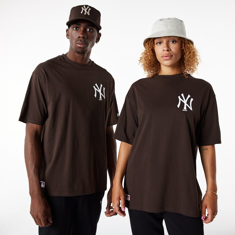 Camiseta New Era New York Yankees League Essential Oversized Marrom | MF5302168