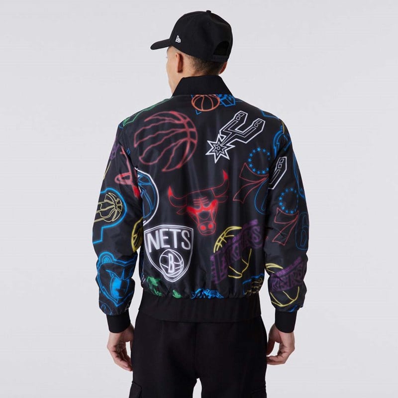 Chaquetas New Era NBA All Over Print Bomber Negros | UN3765849