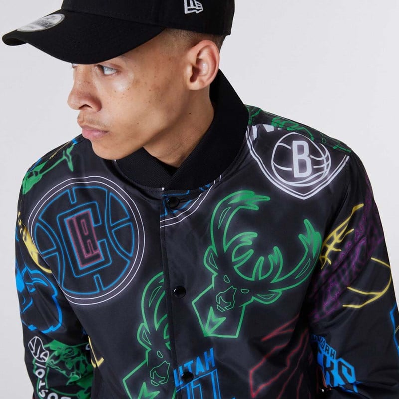 Chaquetas New Era NBA All Over Print Bomber Negros | UN3765849