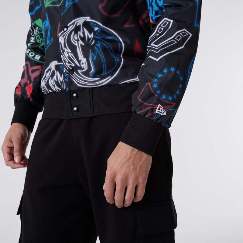 Chaquetas New Era NBA All Over Print Bomber Negros | UN3765849