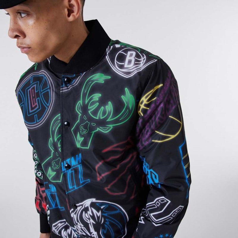 Chaquetas New Era NBA All Over Print Bomber Negros | UN3765849