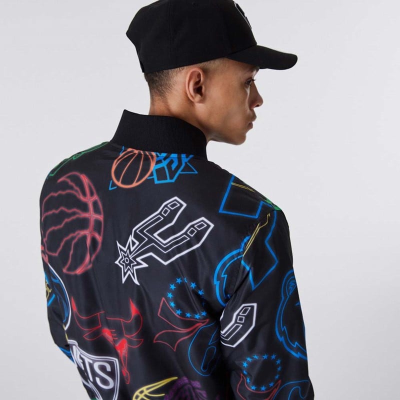 Chaquetas New Era NBA All Over Print Bomber Negros | UN3765849