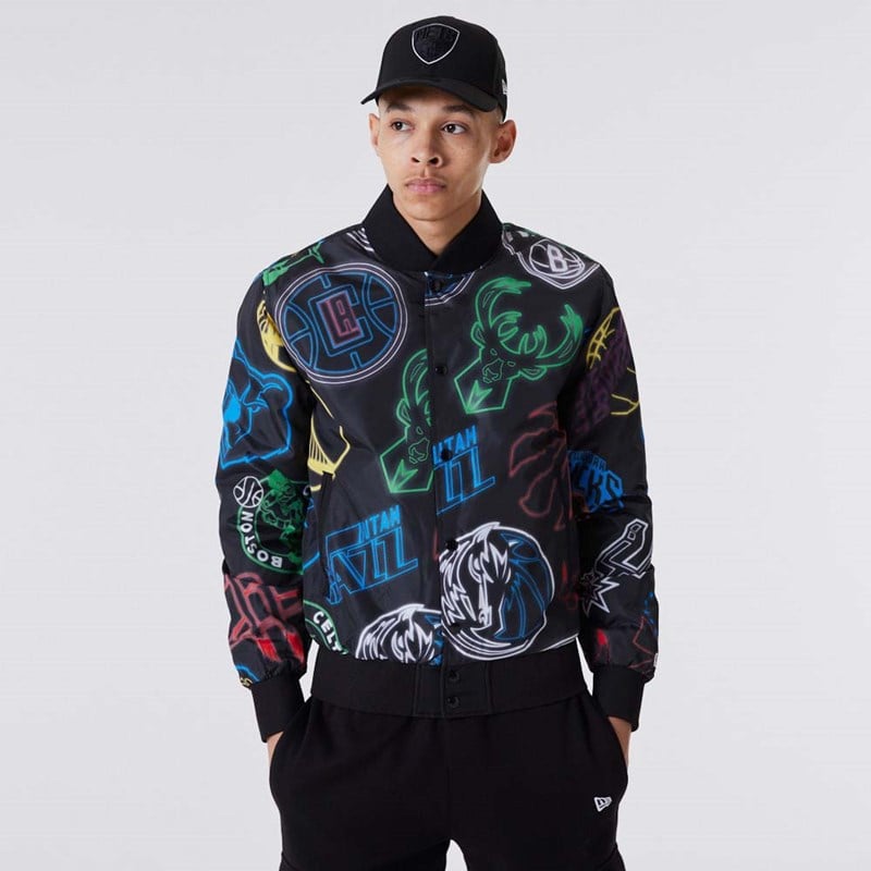 Chaquetas New Era NBA All Over Print Bomber Negros | UN3765849