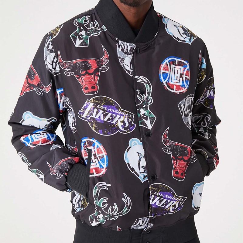 Chaquetas New Era NBA All Over Print Team Logos Bomber Negros | VH7059142