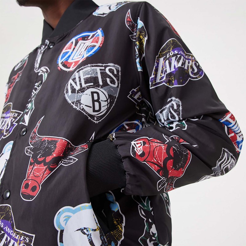 Chaquetas New Era NBA All Over Print Team Logos Bomber Negros | VH7059142