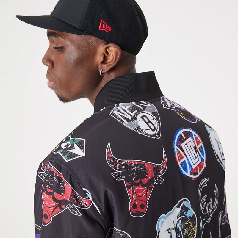 Chaquetas New Era NBA All Over Print Team Logos Bomber Negros | VH7059142