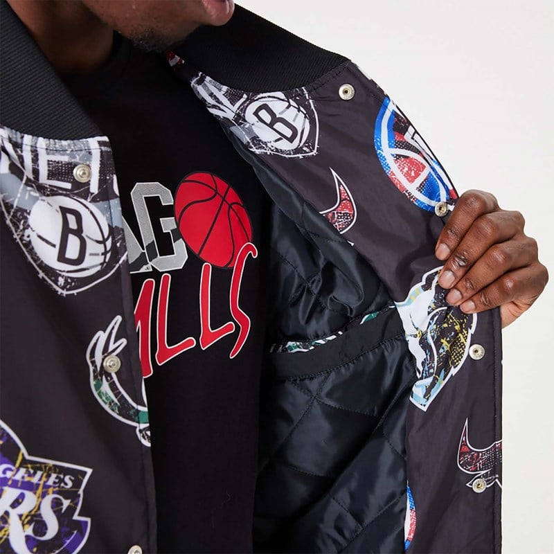 Chaquetas New Era NBA All Over Print Team Logos Bomber Negros | VH7059142