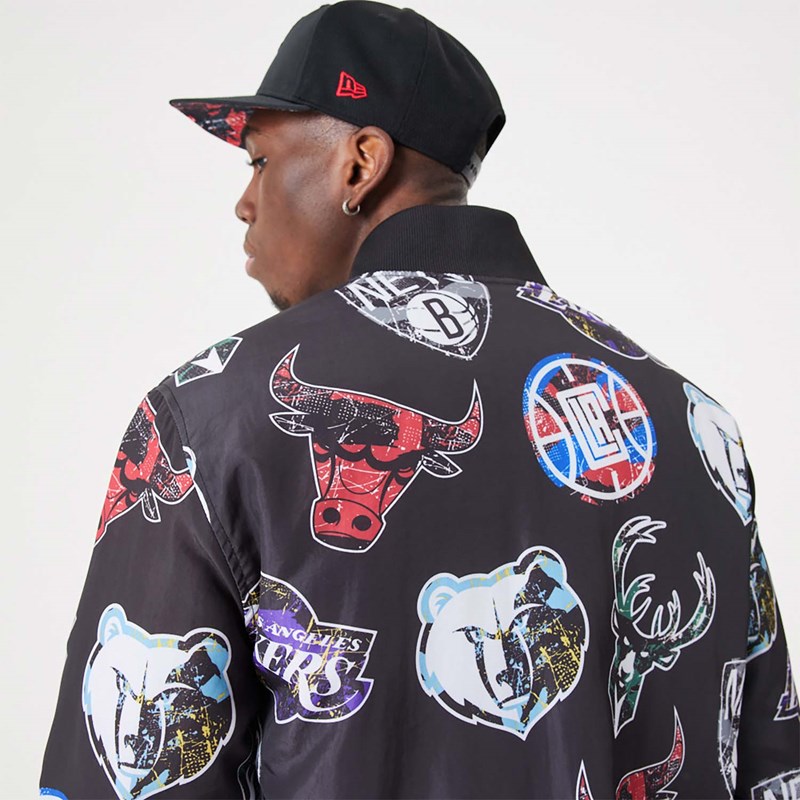 Chaquetas New Era NBA All Over Print Team Logos Bomber Negros | VH7059142