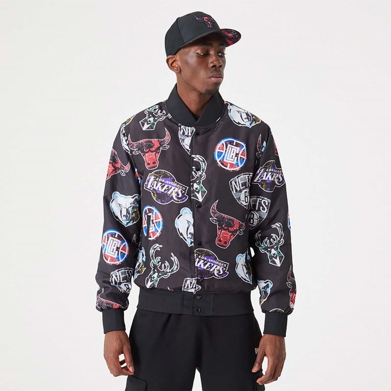 Chaquetas New Era NBA All Over Print Team Logos Bomber Negros | VH7059142