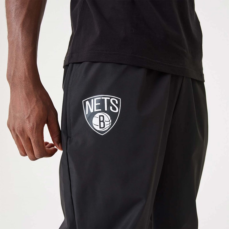 Pantalones Jogger New Era Brooklyn Nets NBA All Over Print Panel Negros | ID6710295